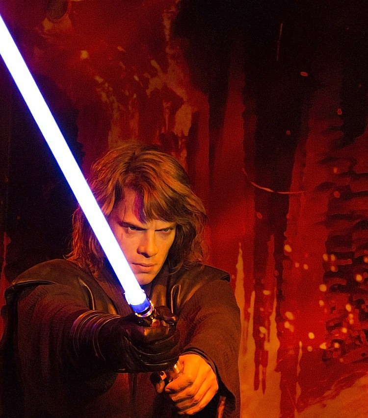 jedi anakin skywalker perform a lightsaber form