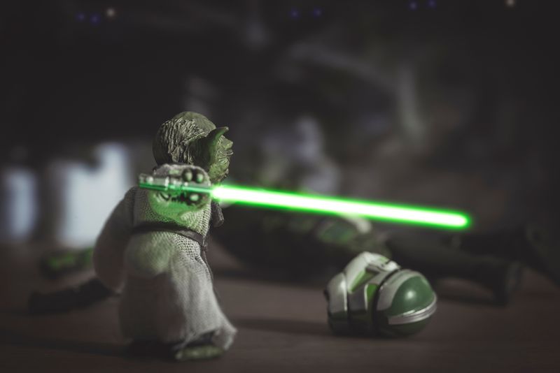 Jedi Master Yoda kills a robot