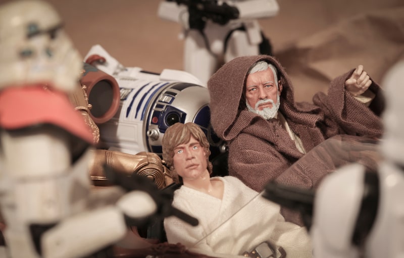 Luke Obi Wan uses a Jedi Mind Trick to get past Stormtroopers