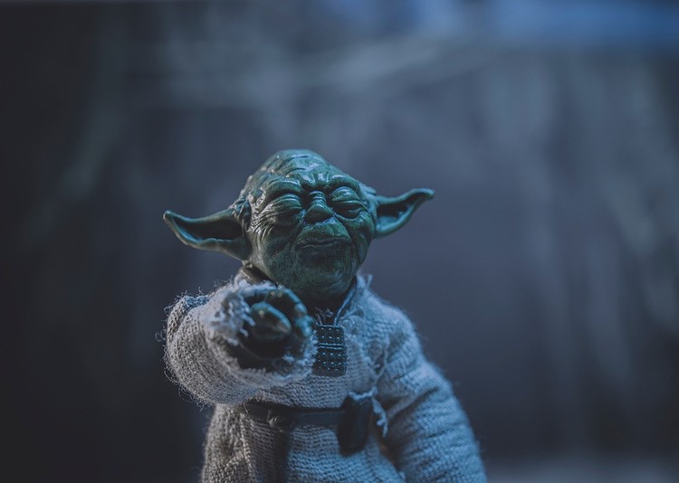 Yoda meditate with the Force