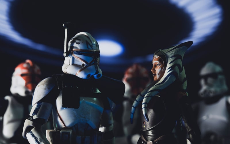 Ahsoka Tano talks to Captain Rex with 332nd Clone Troopers