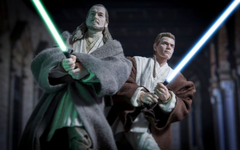 Qui Gon holds green lightsaber